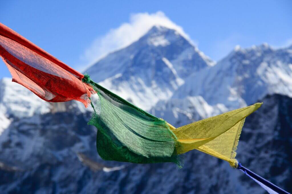 Drapeaux tibétains avec le Mont Everest en arrière-plan