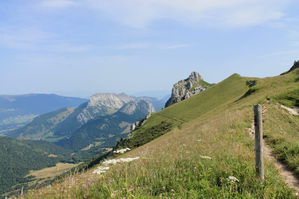 Dent des Portes depuis le col de Charbonnet. Au fond, les rocs de Four et des Bœufs et la montagne du Semnoz.