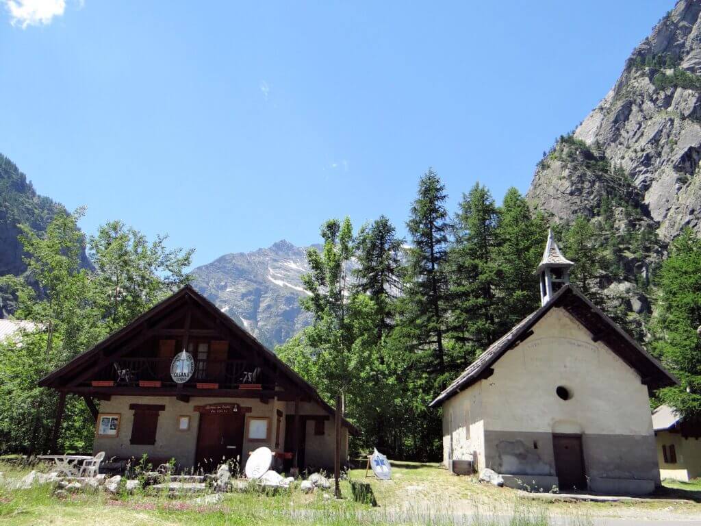 Hameau de Ailefroide (Pelvoux) - Chapelle et bureau des guides