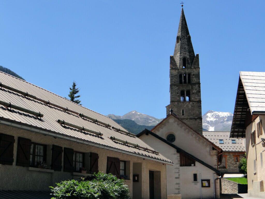 Les Vigneaux - Rue principale et église Saint-Laurent, Les Ecrins