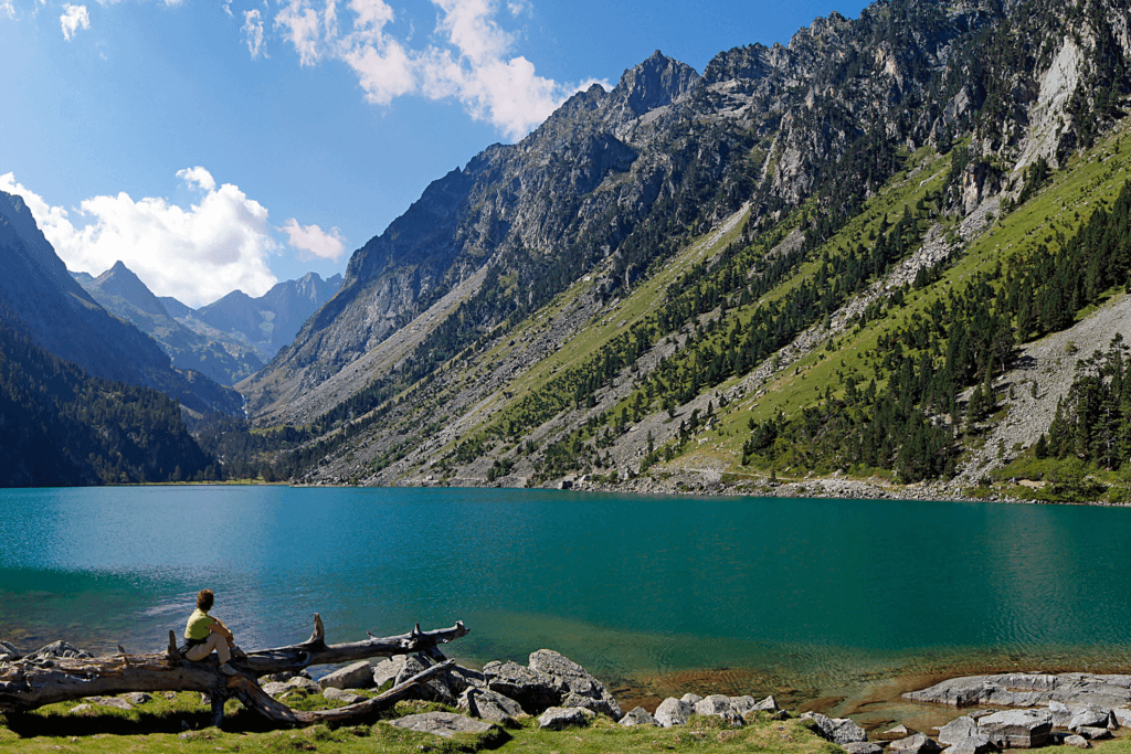 Vue sur le lac de Gaube en randonnée à Cauterets.