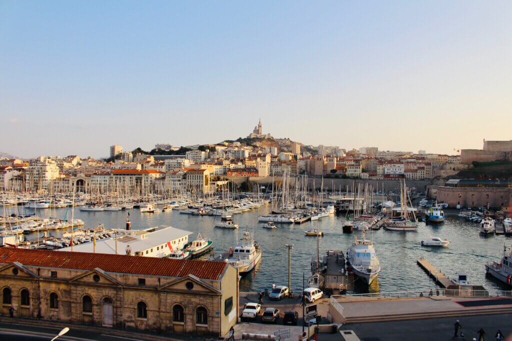 Vue sur le vieux port de Marseille.