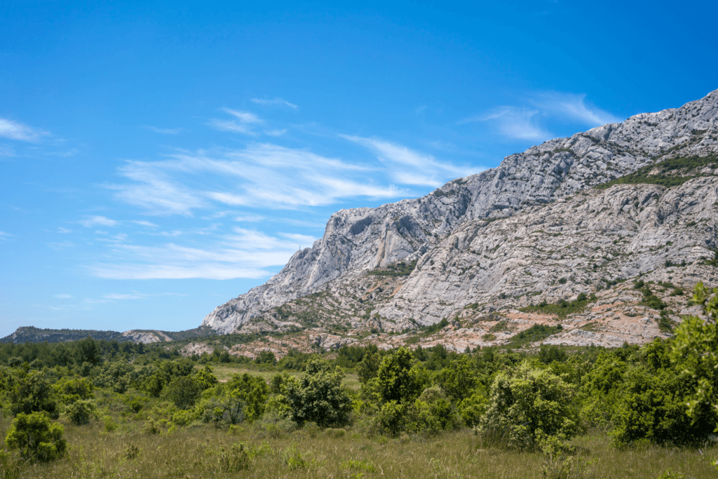 Sainte Victoire vu depuis le village de Puyloubier.