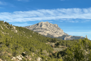 Randonnée dans le massif de la Sainte-Victoire.