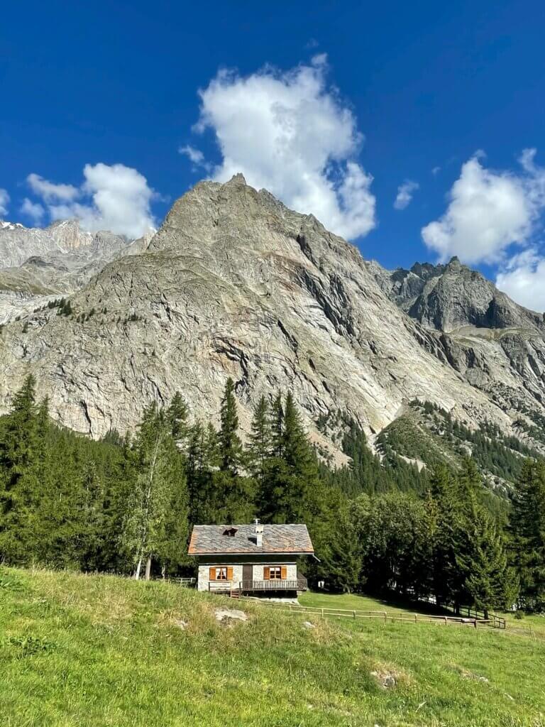 Courmayeur, Italy - © Dale Tollefson, Unsplash